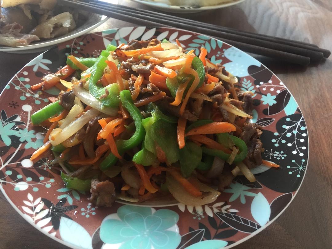 超下饭的青椒胡萝丝炒肉