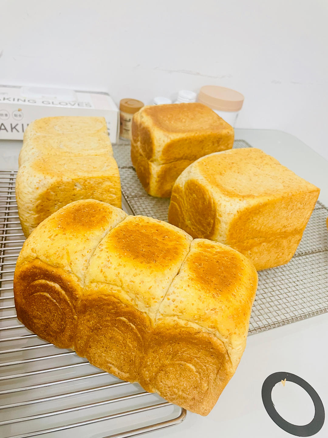 柔软的蜂蜜牛乳全麦吐司