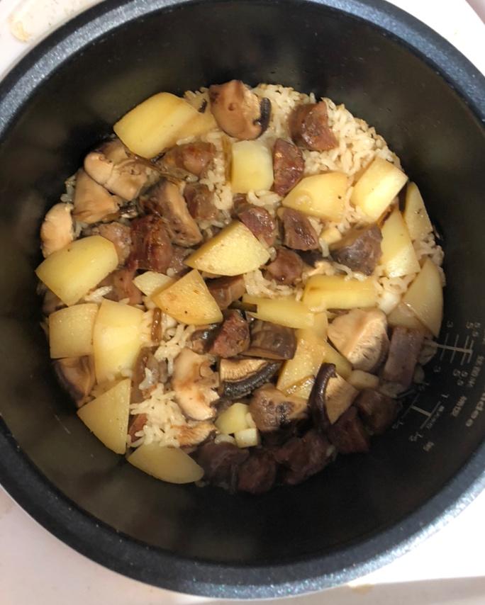 香菇土豆腊肠焖饭
