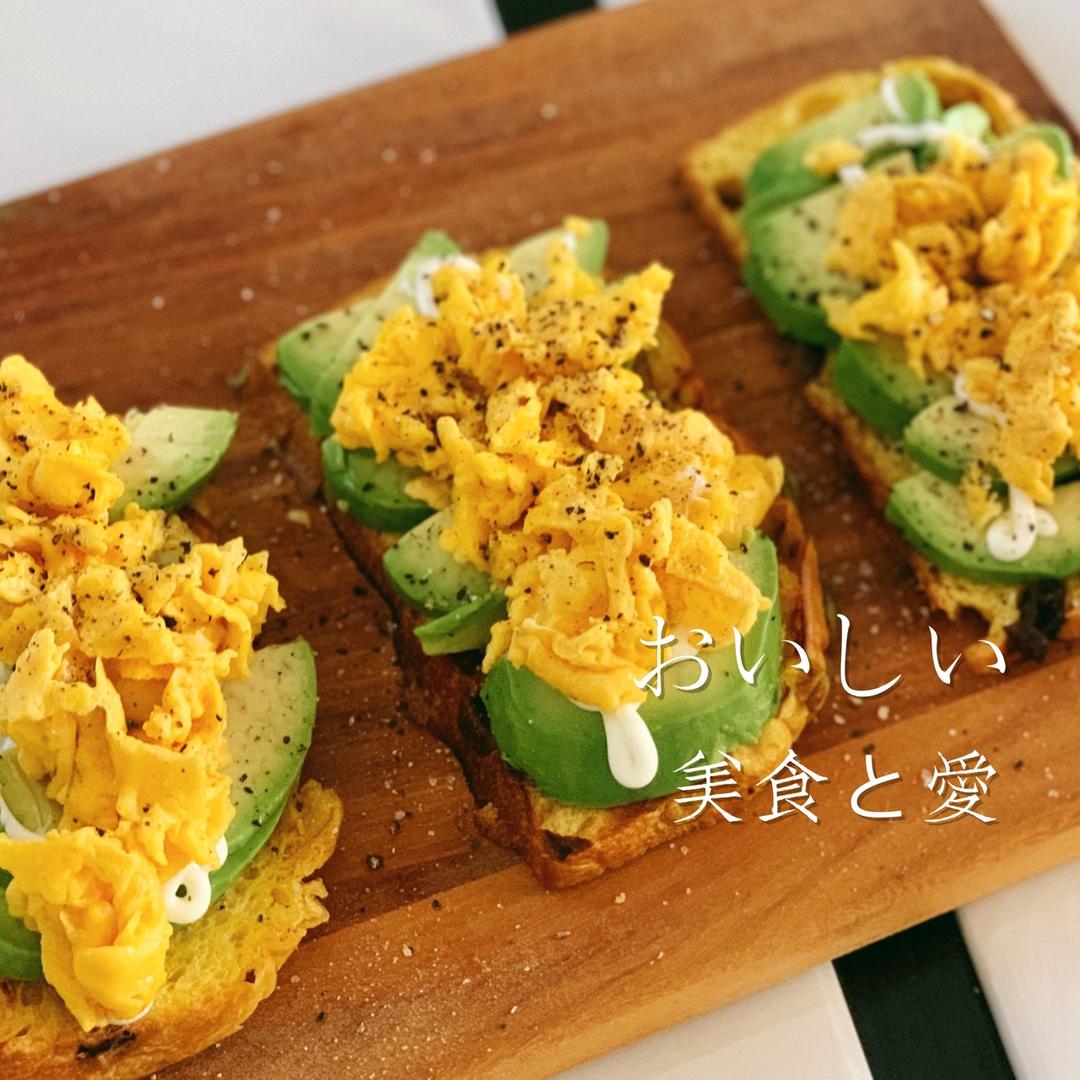 减脂也能吃的牛油果滑蛋吐司