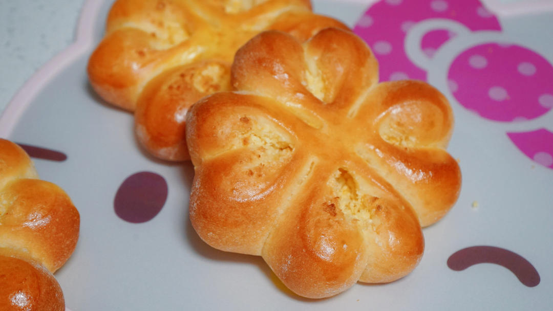 幸运四叶草椰蓉面包|每一瓣都是爱你的形状|香甜小面包