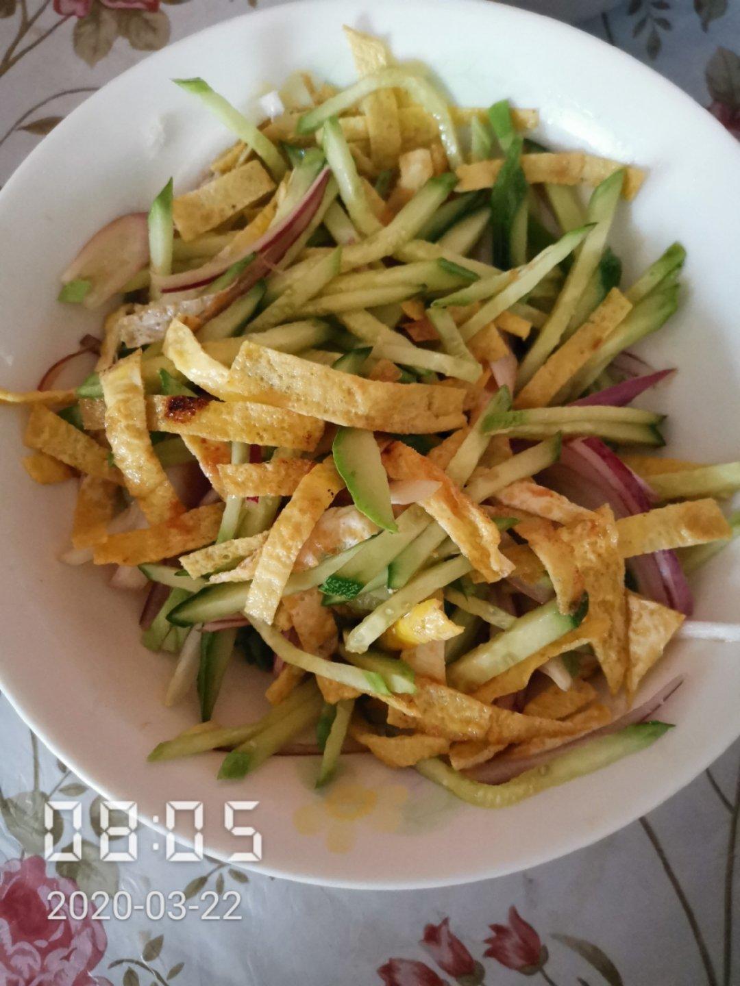 黄瓜拌鸡蛋皮