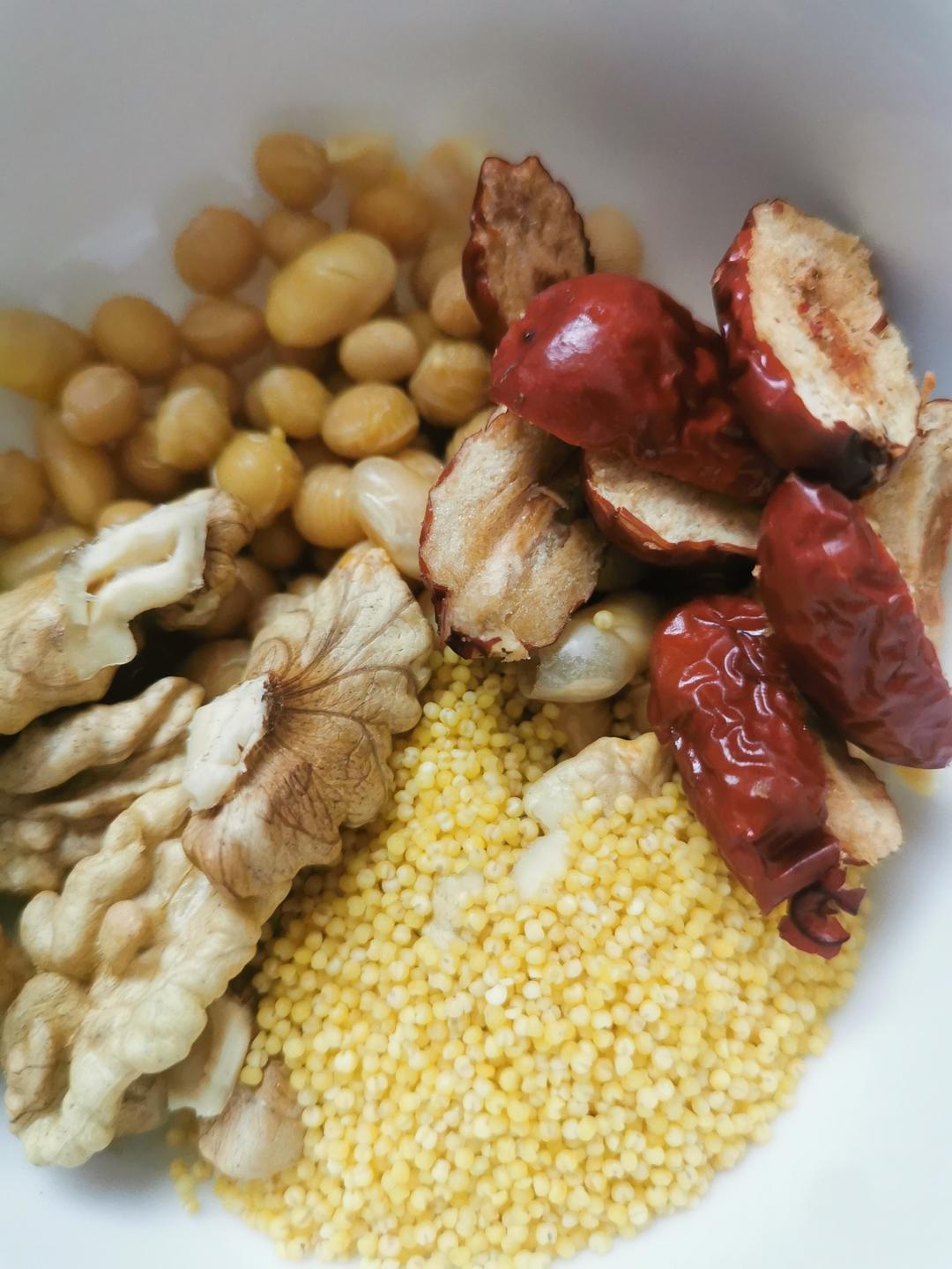 黄豆小米核桃红枣豆浆 香浓好喝的做法