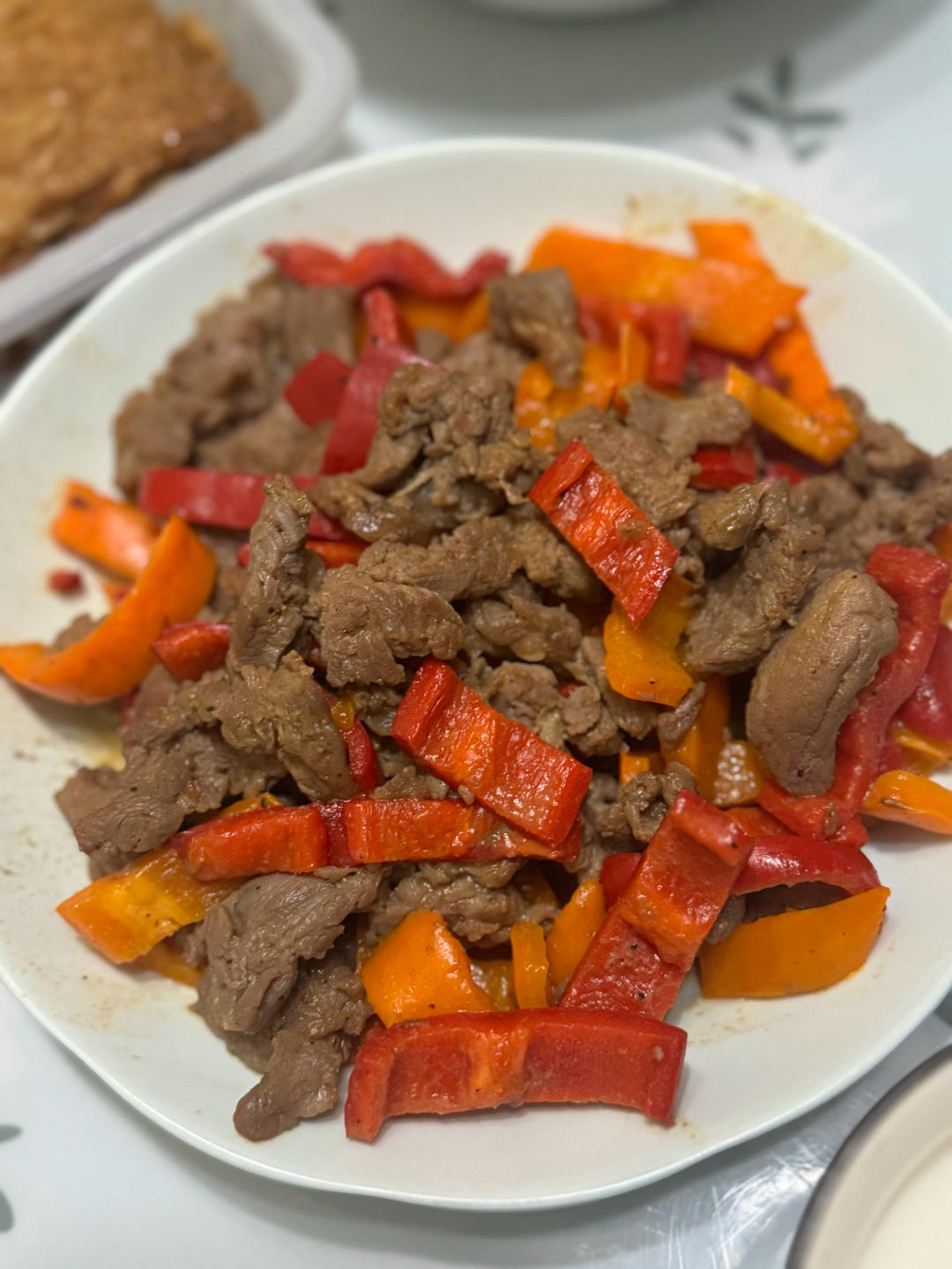 色彩鲜亮饱满的牛肉菜，孩子爱吃的——彩椒牛柳【孔老师教做菜】