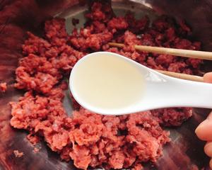 爆汁牛肉芹菜饺子🥟（附牛肉馅不干柴方法）的做法 步骤8