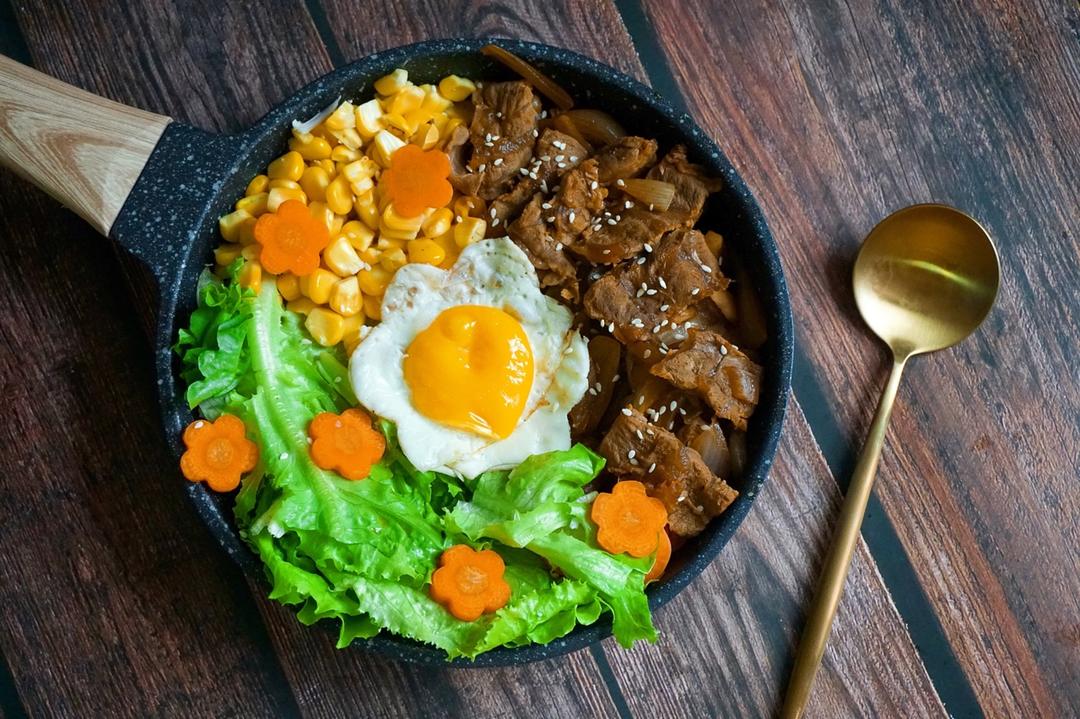 【温泉蛋肥牛盖饭】