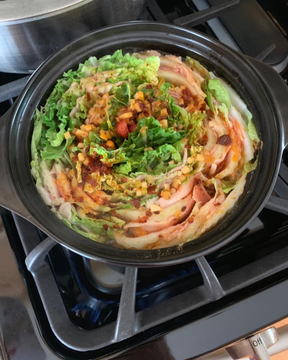【辣白菜五花肉千层锅】