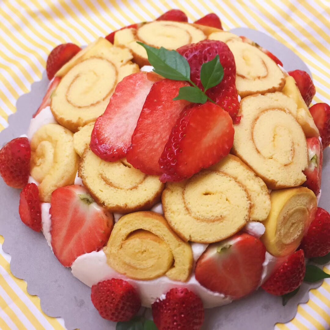 草莓慕斯夏洛特蛋糕