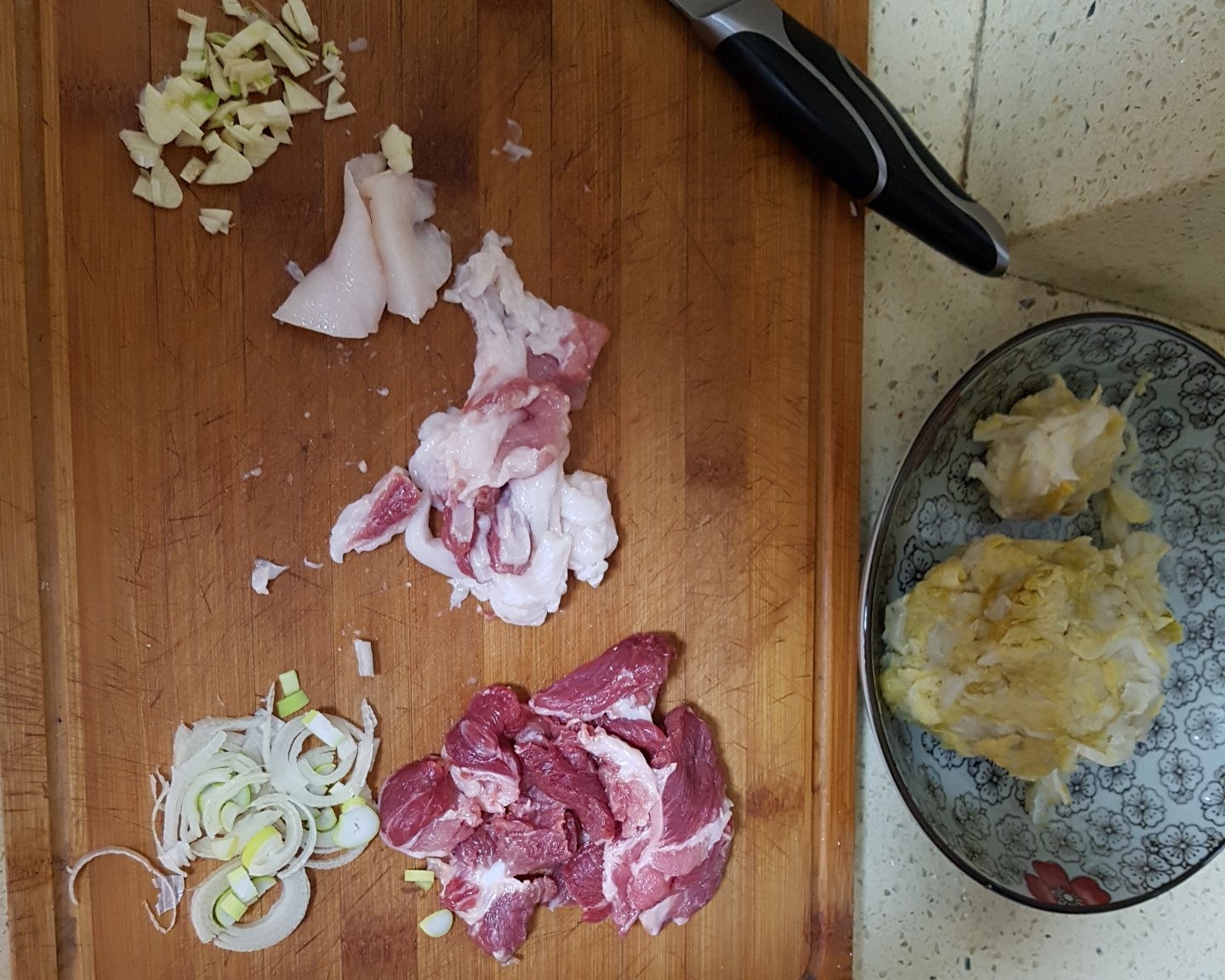 五花肉炒酸菜(东北酸菜)的做法 步骤1