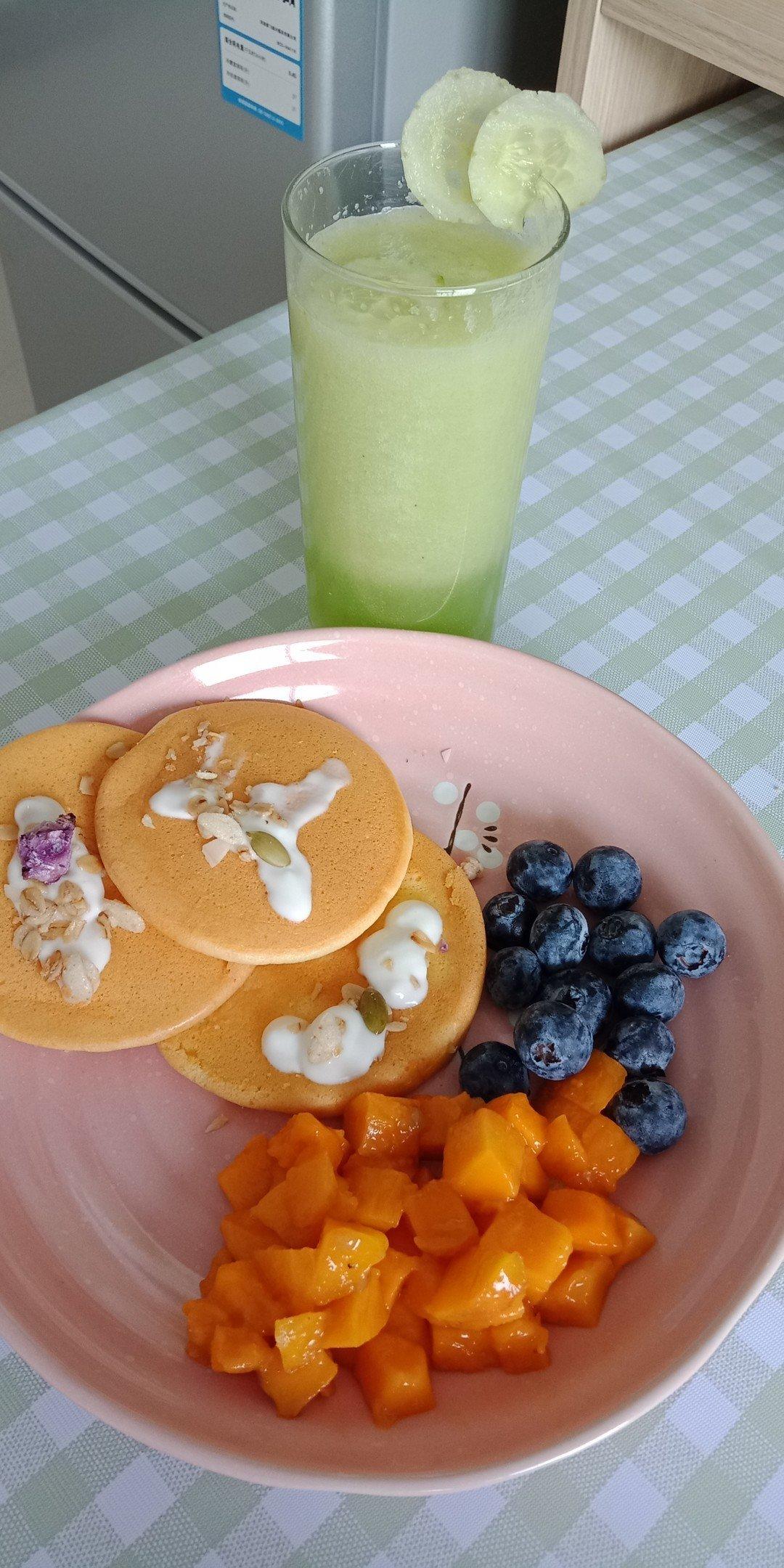 【酸奶松饼yogurt pancake】，搭上黑莓果酱和枫糖的美味。