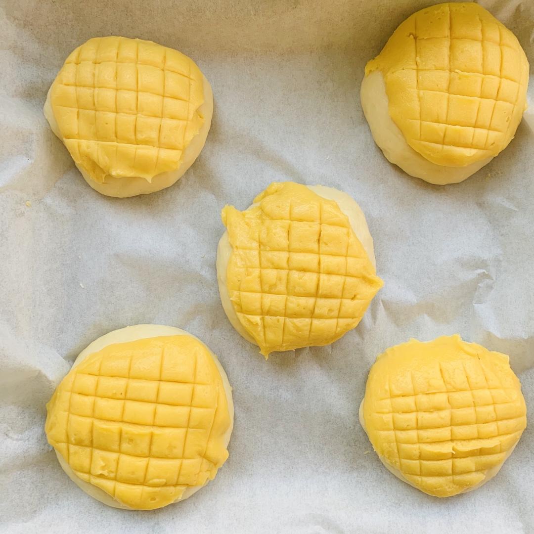 好吃到炸裂的港式菠萝包（附带制作酥皮的小视频）