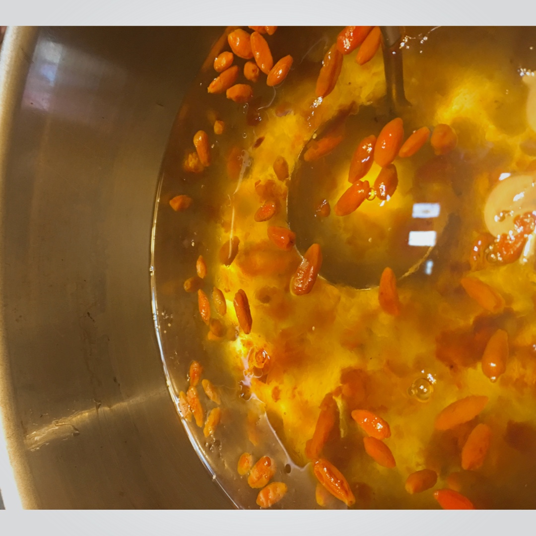 美容润肤 益气补血《桃胶皂角米百合银耳红枣羹》