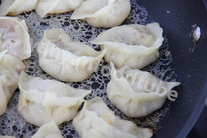 冰花煎饺 Fried Pork & Lotus Root Dumplings的做法 步骤14