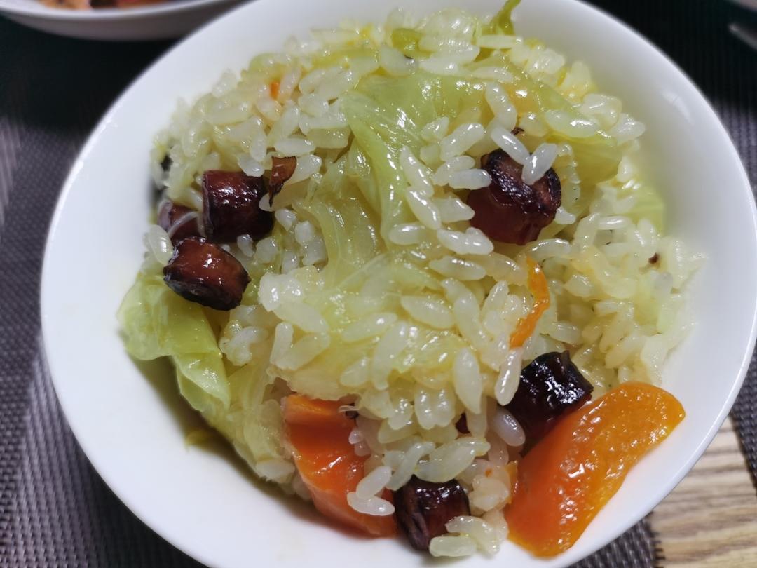 牛心菜（卷心菜）、胡萝卜、咸肉菜饭