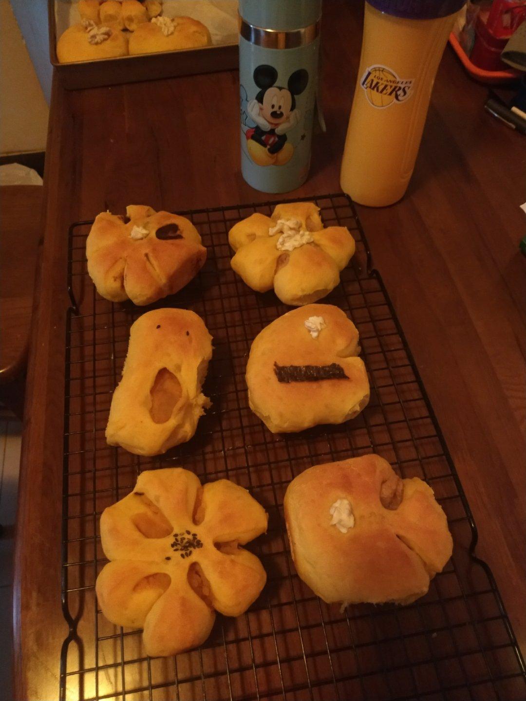 金灿灿的南瓜小餐包