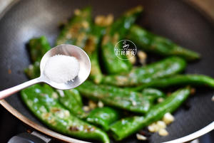 超下饭的虎皮青椒，加点豆豉太香了，做法简单的做法 步骤5