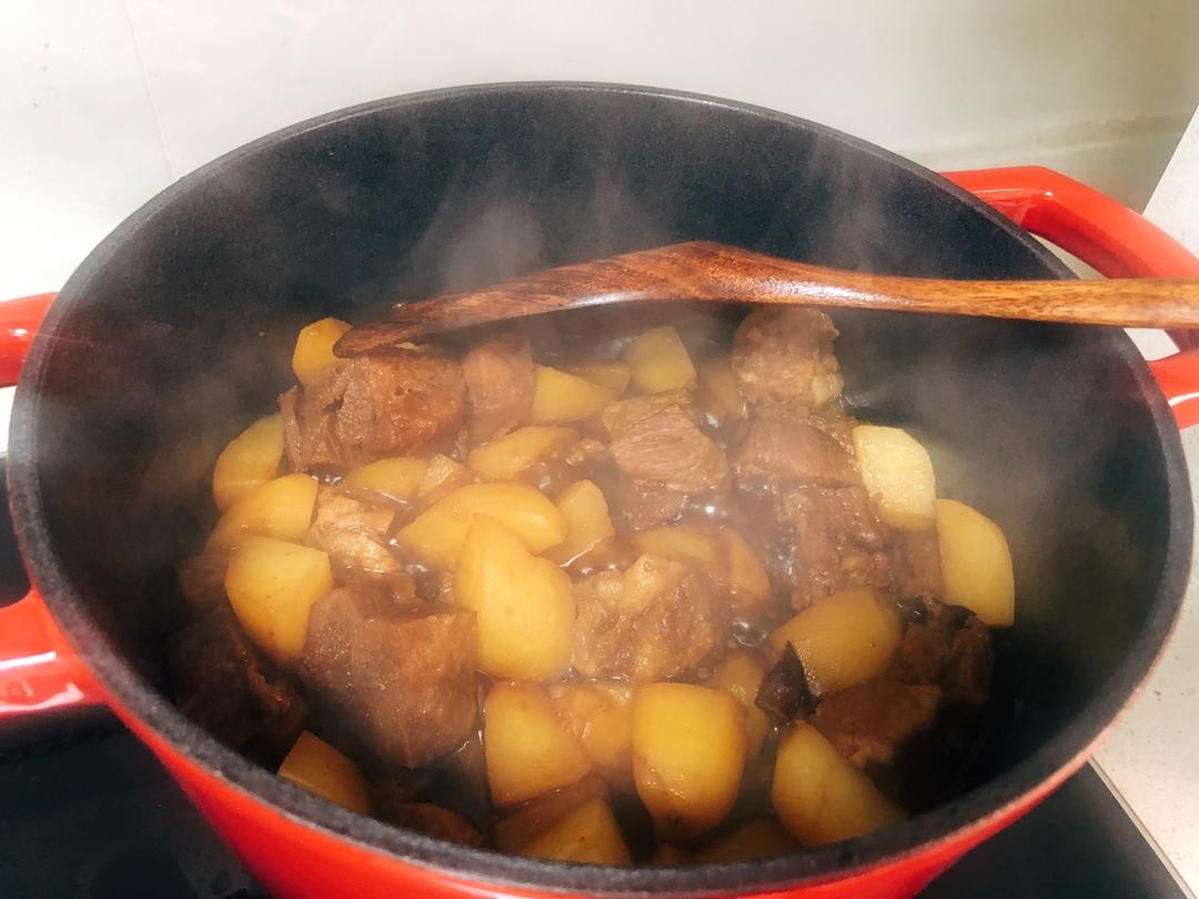 铸铁锅土豆炖牛肉