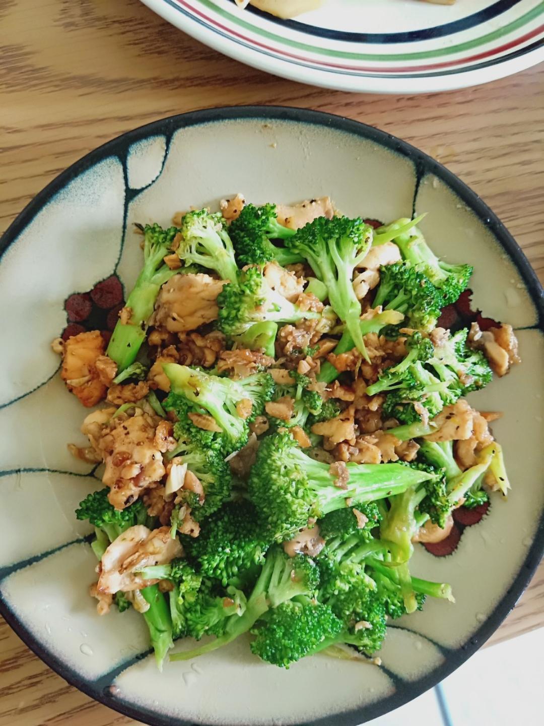 三文鱼炒西兰花-黄油酱油风味