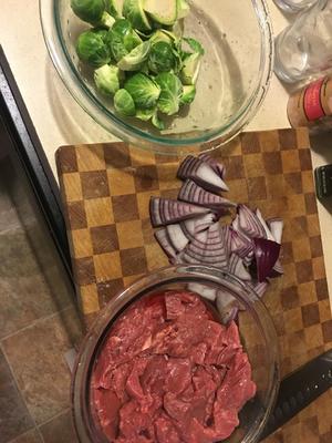 牛肉炒小卷心菜的做法 步骤1