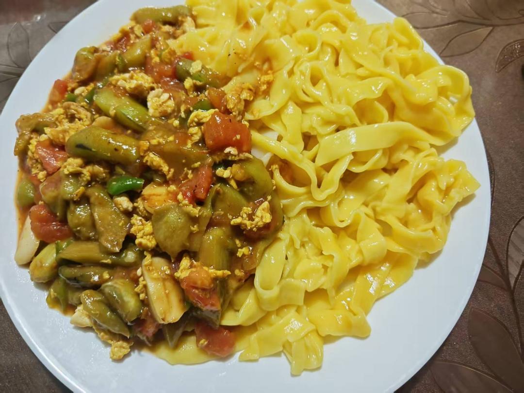 学生早餐：快手双茄鸡蛋拌面的做法