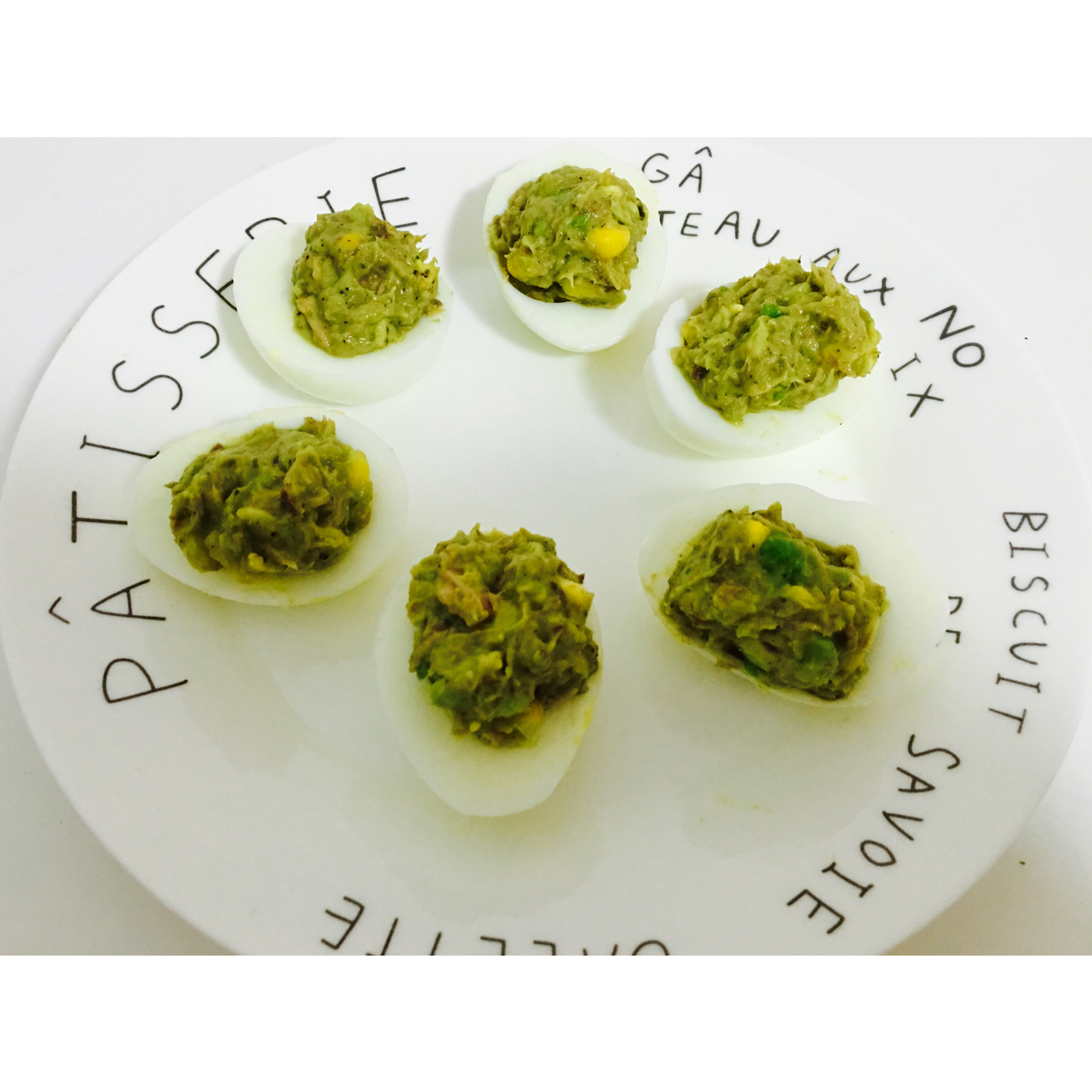 牛油果吞拿鱼鸡蛋盅