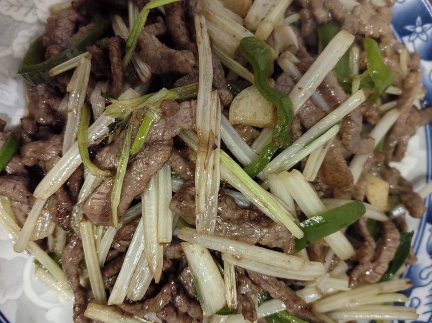 两个小窍门，教你炒出嫩滑不柴、没有腥味的芹菜炒牛肉