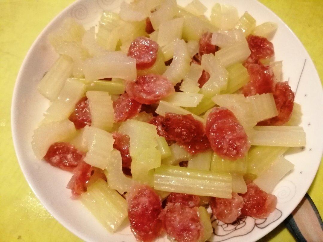 腊肠炒西芹