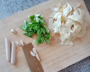 香肠版尖椒干豆腐的做法 步骤2