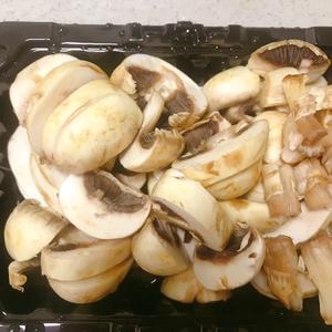 快手青椒蘑菇炒培根的做法 步骤2