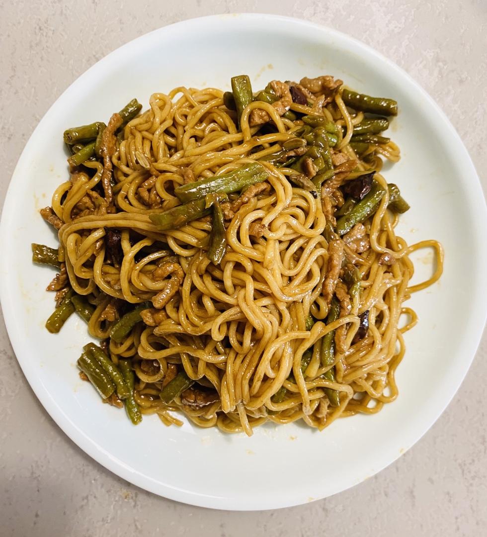 教你一种面条的新吃法,不用煮不用炒！五花肉豆角焖面