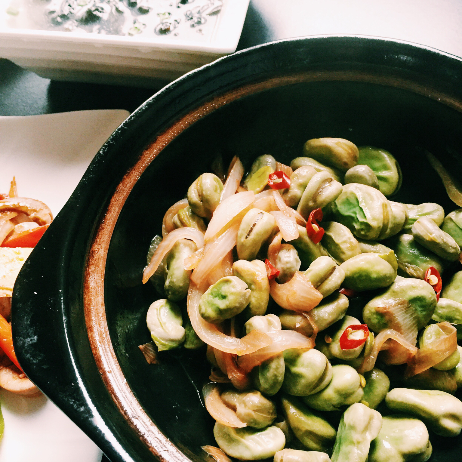 茉莉花开季做的干锅洋葱爆蚕豆