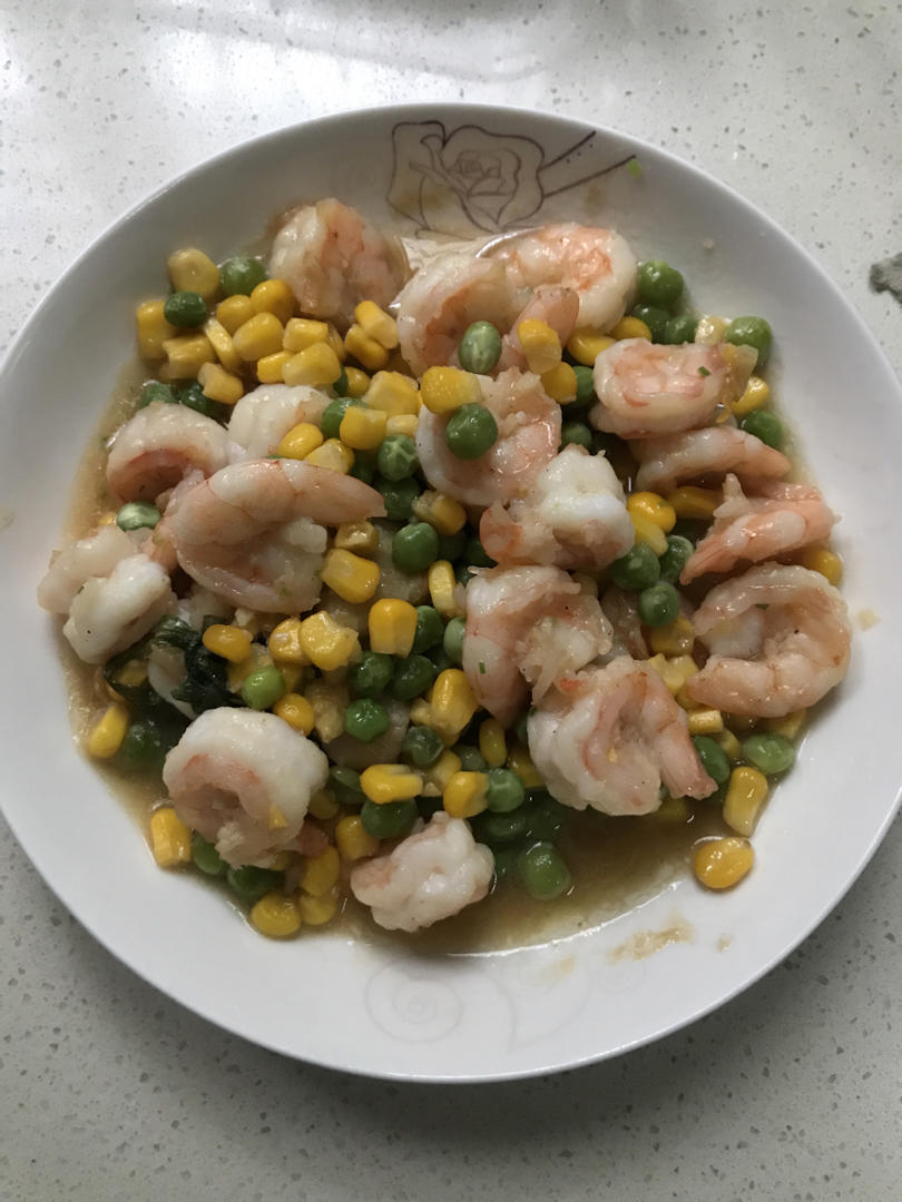 青豆，胡萝卜，玉米炒虾仁。