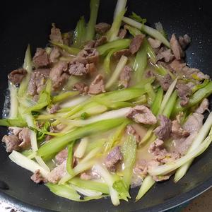 芹菜炒瘦肉的做法 步骤2