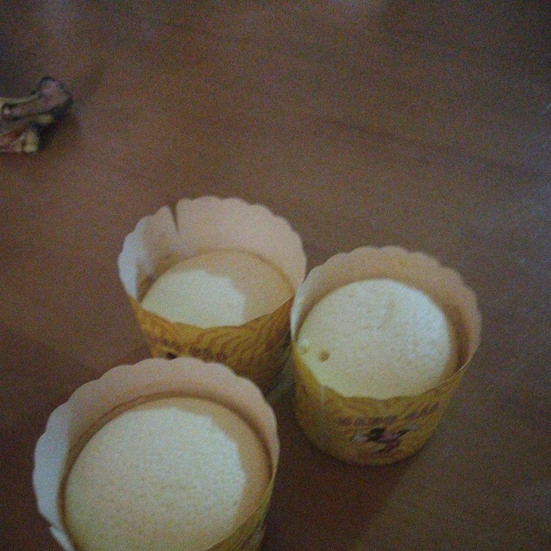 戚风杯子蛋糕^_^不开裂不回缩喔～