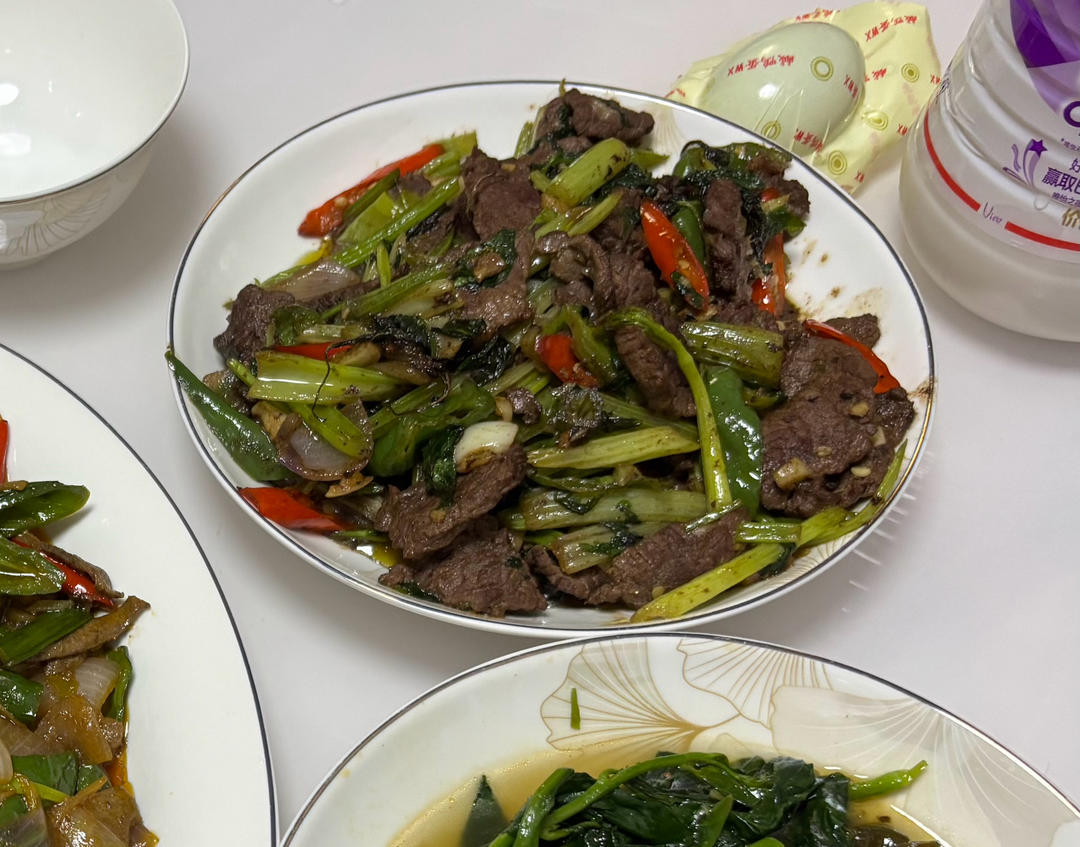好吃到邻居敲门蹭饭的芹菜炒牛肉！