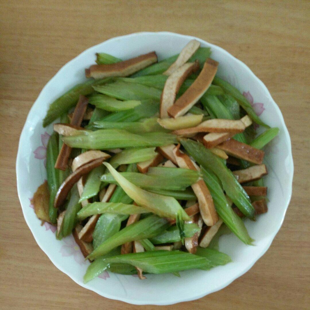 芹菜香干炒肉丝