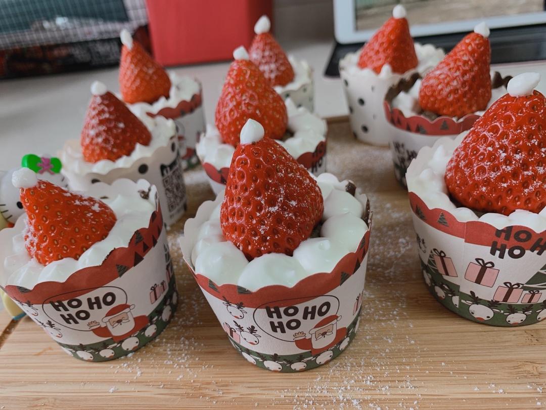 圣诞帽子纸杯蛋糕