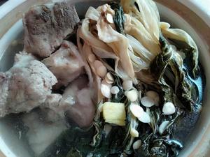 菜干猪筒骨润燥养肺汤的做法 步骤3