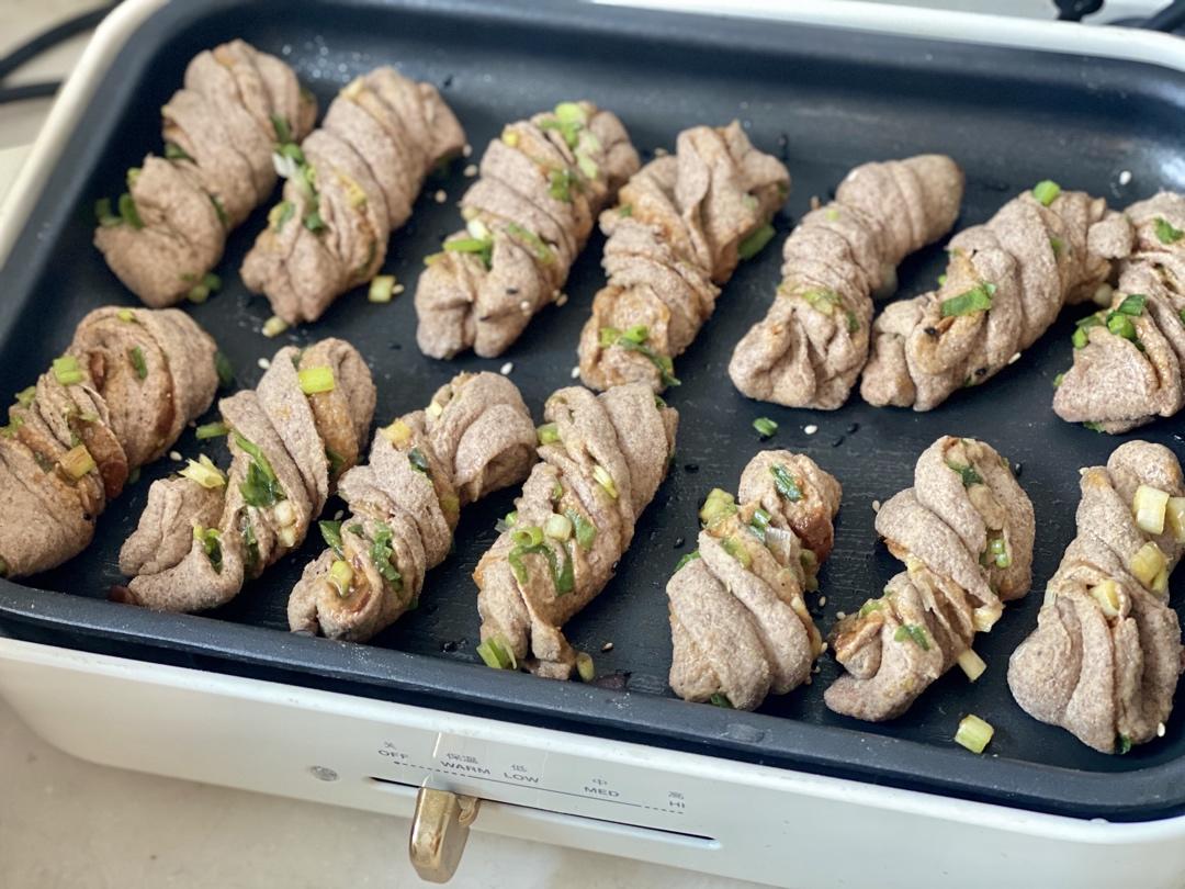 金黄诱人的快手酱香煎花卷