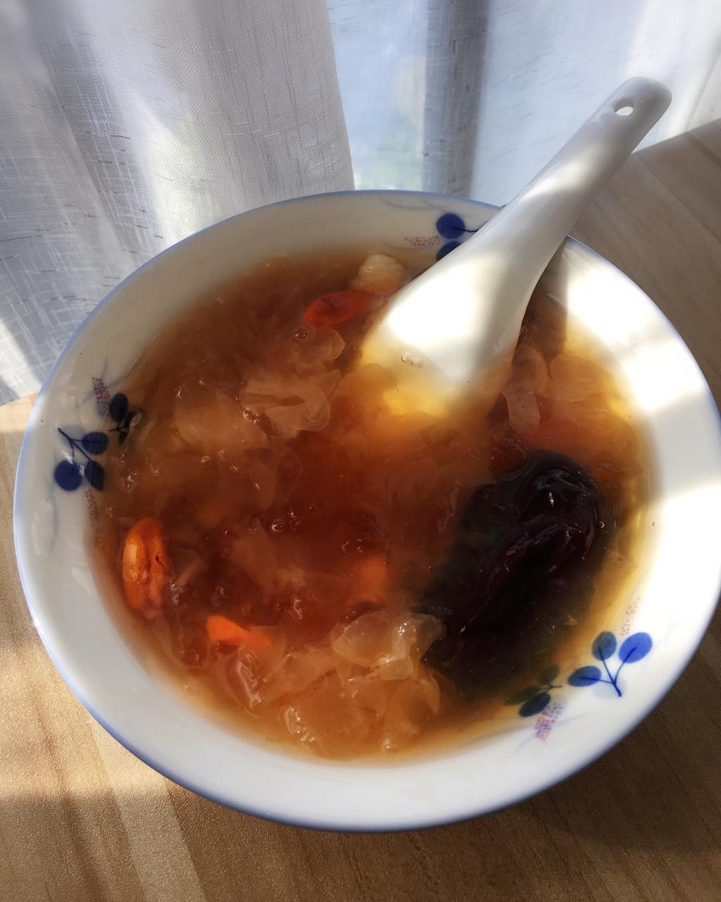 桃胶银耳莲子汤