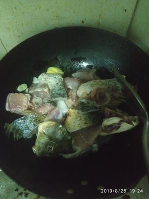 超简单的鲜香鲤鱼汤的做法 步骤4