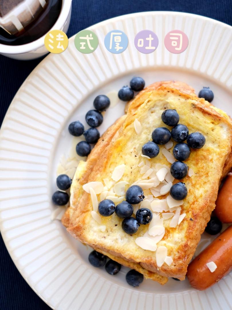 法式吐司(史诗级平底锅版本)，隔夜厚切吐司，两面煎至金黄，外酥里软，咸甜适中，淋上蜂蜜，是妈妈的感觉morning