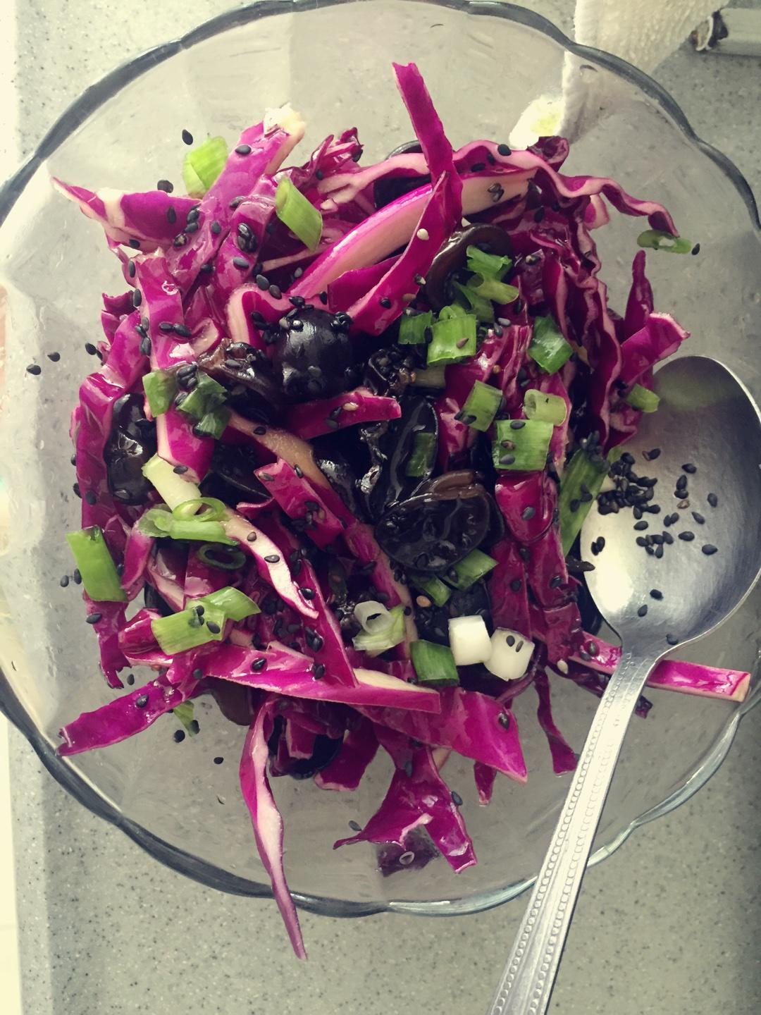 凉拌木耳紫包菜的做法