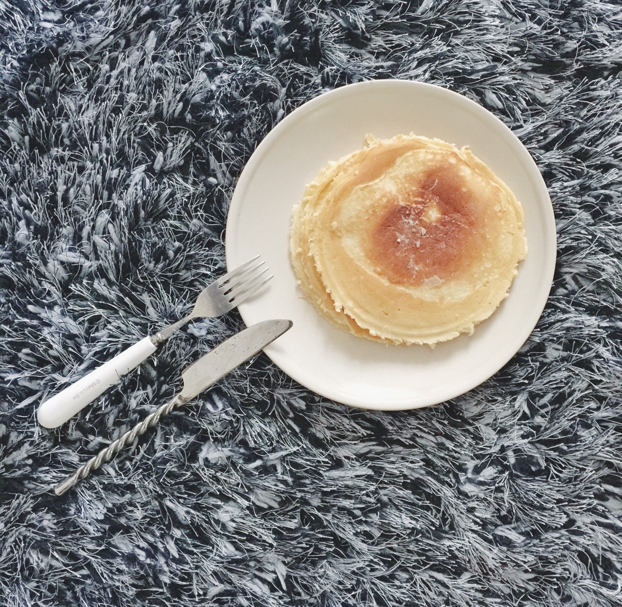 【酸奶松饼yogurt pancake】，搭上黑莓果酱和枫糖的美味。
