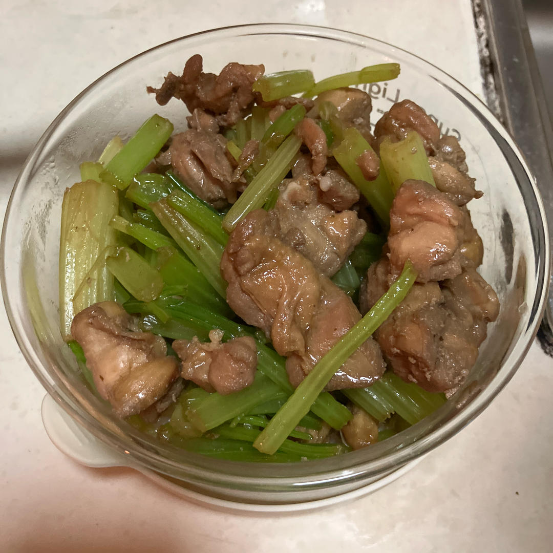 鸡腿肉炒芹菜