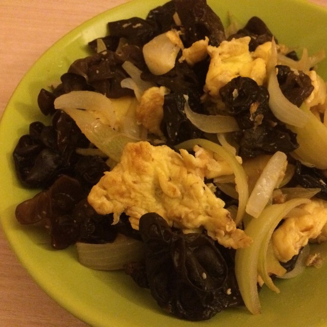 洋葱木耳炒鸡蛋