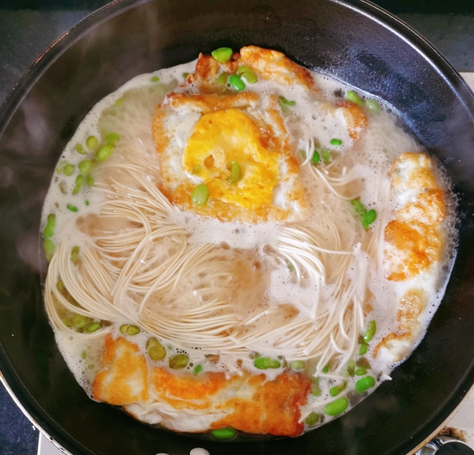 毛豆鸡蛋青菜汤面🍜超级鲜👍🏻的做法 步骤6