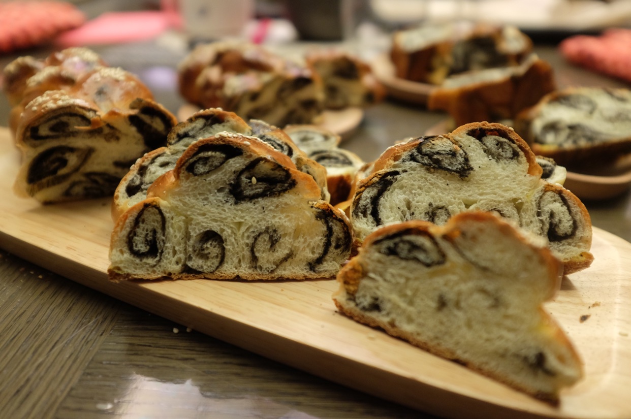 黑芝麻辫子面包