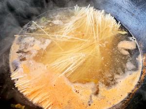 变废为宝用虾头汤做的早餐－菠菜鸡蛋面的做法 步骤5