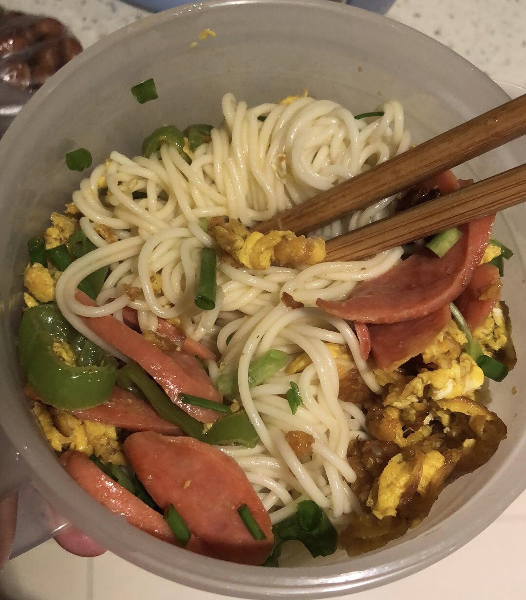 五分钟搞定懒人尖椒鸡蛋拌面